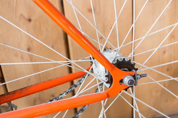 vélo garé avec mur de bois, partie de l'image de gros plan de vélo
 - Photo, image