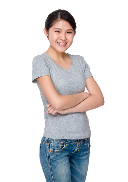 азіатська молода жінка в сірій футболці
 - Фото, зображення