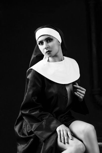 セクシーな裸の修道女 - 写真・画像
