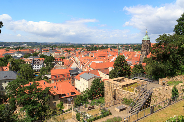 Vue vers le paysage urbain de Pirna avec l'église St. Marys depuis le château de Sonnenstein
 - Photo, image