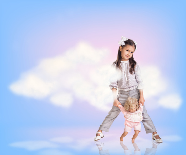 Petite fille dans les nuages du ciel
 - Photo, image