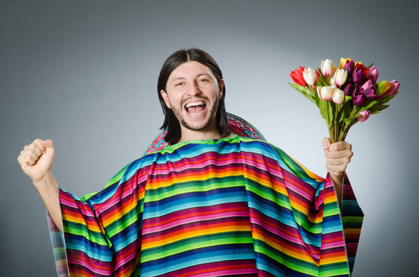 Homem mexicano com flores de tulipa
 - Foto, Imagem