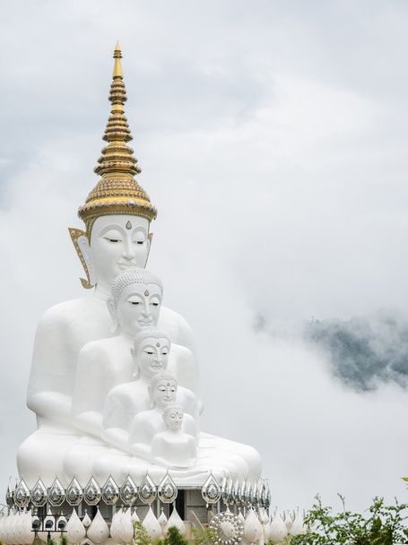 Big Five statues de Bouddha assis dans une brume, Thaïlande
 - Photo, image