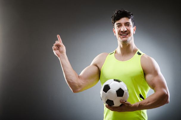 Homme musclé avec ballon de football
 - Photo, image
