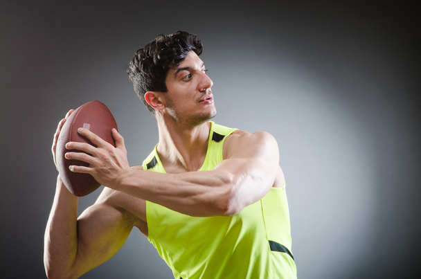 Мускулистый человек с американским футболом
 - Фото, изображение