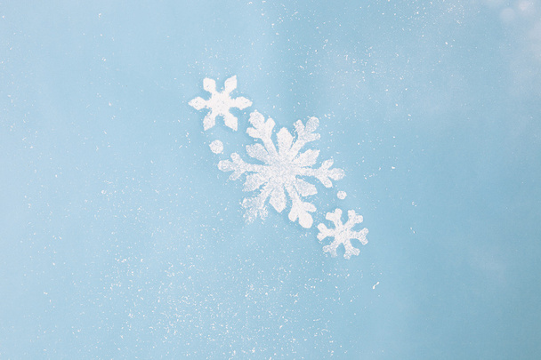 fehér hópelyhek a kék háttér beállítása - Fotó, kép