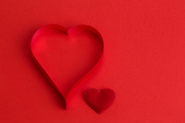 Паперові серця валентина на червоному тлі , День валентина , денна валентинка , листівка
 - Фото, зображення