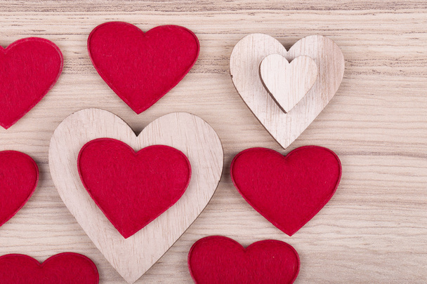 ξύλινα καρδιές του Αγίου Βαλεντίνου σε ρετρό φόντο - Φωτογραφία, εικόνα
