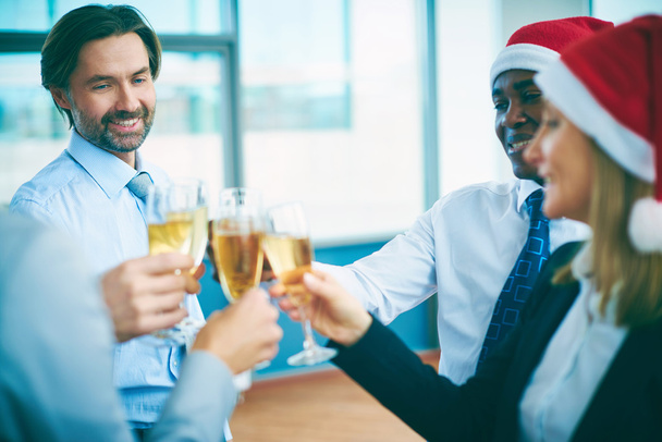 クリスマスを祝うシャンパンを持つビジネス人々 - 写真・画像