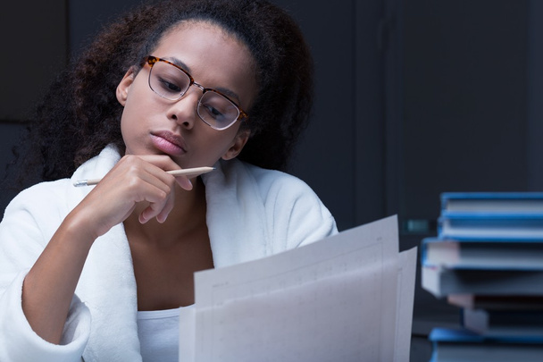 Black girl reading a document - Zdjęcie, obraz