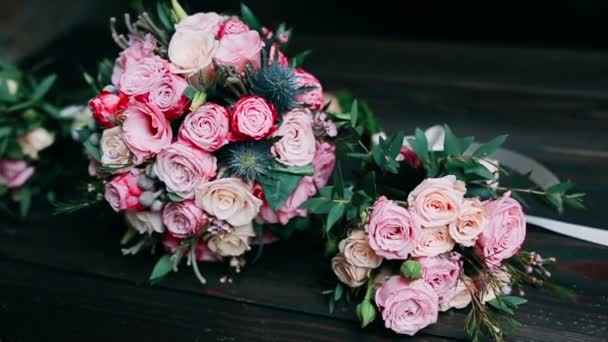 Bouquet da sposa con rose
 - Filmati, video