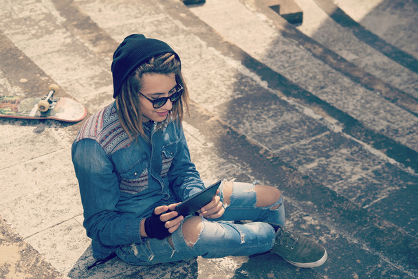 Jeune homme avec tablette Concept de nouvelles tendances rétro nostalgique filt
 - Photo, image