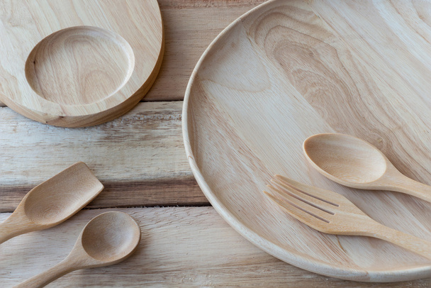plato de madera y tenedor de madera en la mesa de madera.con espacio de texto
 - Foto, imagen