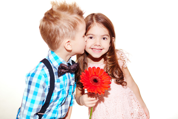 Маленький хлопчик цілує милу дівчинку
 - Фото, зображення