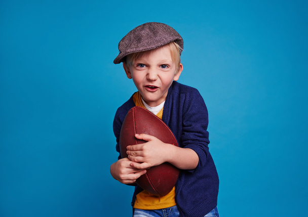 Petit garçon avec ballon de rugby
 - Photo, image