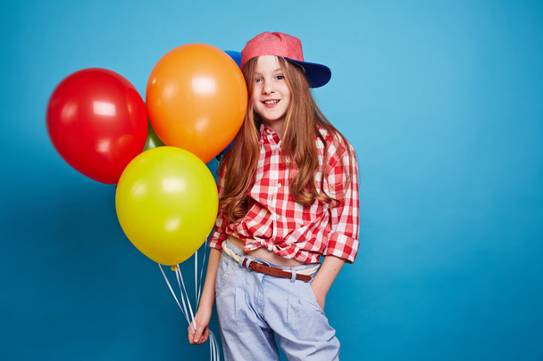 Chica bonita sosteniendo globos
 - Foto, Imagen