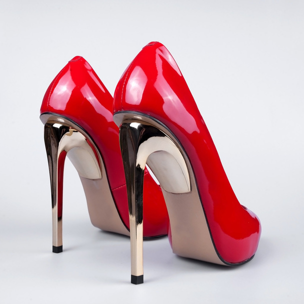 Rode schoenen met hoge hakken goud - Foto, afbeelding