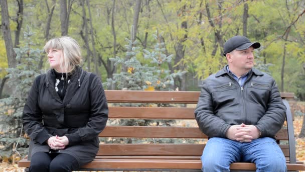 Trauriges Paar auf einer Bank - Filmmaterial, Video
