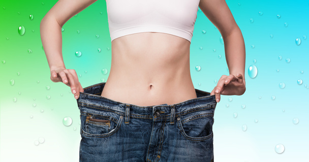vrouw toont haar verlies van het gewicht - Foto, afbeelding