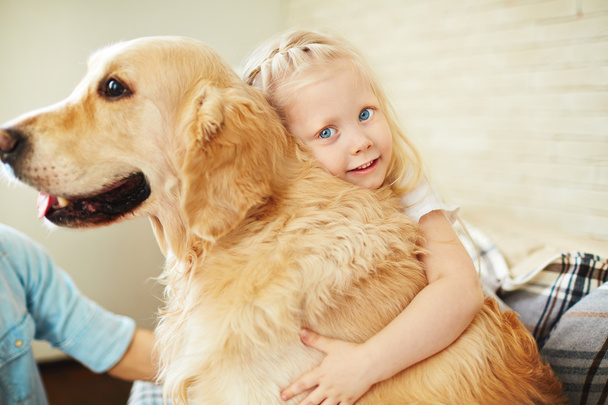 μικρό κορίτσι αγκαλιάζοντας αφράτο κατοικίδιο ζώο σας - Φωτογραφία, εικόνα