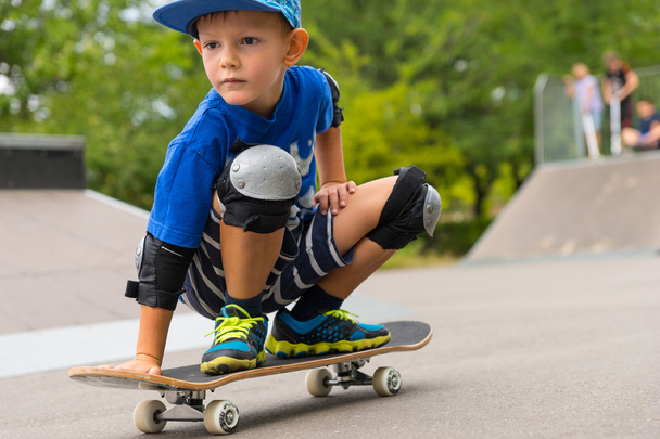 Boy Crouching on Skateboard in Skate Park - Foto, Imagem