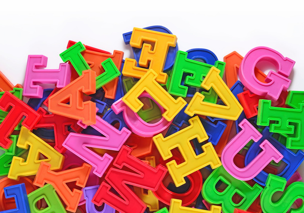 Lettere di alfabeto di plastica colorata su un bianco
 - Foto, immagini