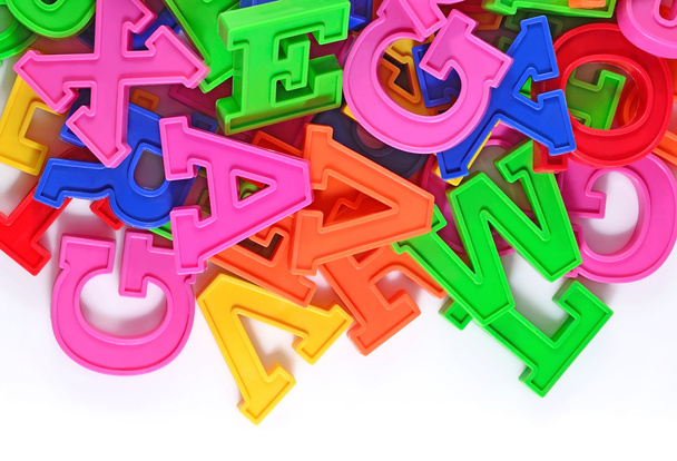 Letras plásticas coloridas del alfabeto en un blanco
 - Foto, Imagen