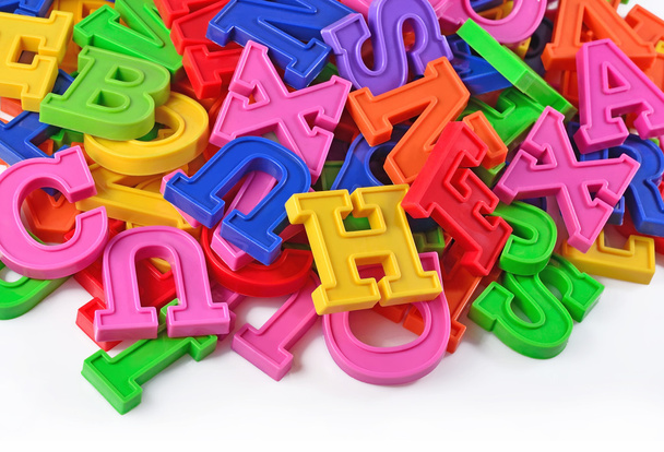 Letras plásticas coloridas del alfabeto en un blanco
 - Foto, imagen