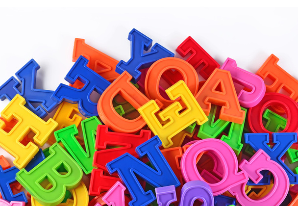 Kolorowe plastikowe alfabet litery na białym - Zdjęcie, obraz