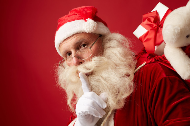 Santa Claus niosąc dary w worek - Zdjęcie, obraz