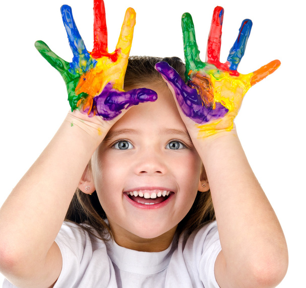Ευτυχισμένο το χαριτωμένο κοριτσάκι με πολύχρωμα ζωγραφισμένα τα χέρια - Φωτογραφία, εικόνα