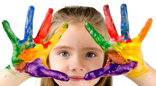 Schattig klein meisje met kleurrijke geschilderde handen - Foto, afbeelding