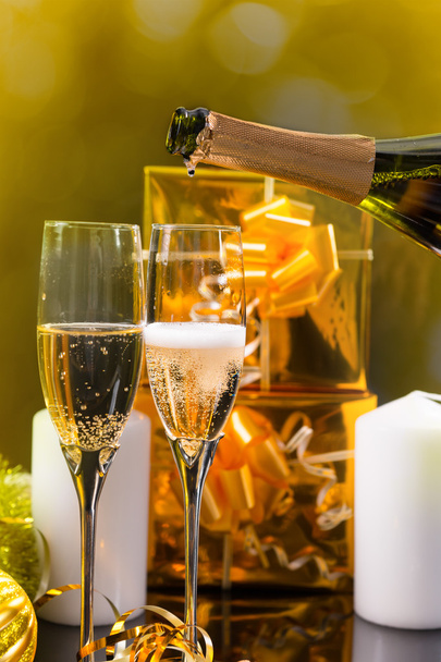 Derramando champanhe festivo para o Natal
 - Foto, Imagem