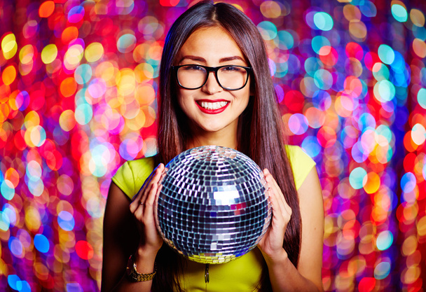 vrouwelijke houden disco bal - Foto, afbeelding