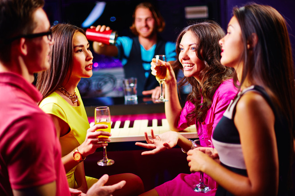 друзі на вечірці п'ють шампанське
 - Фото, зображення