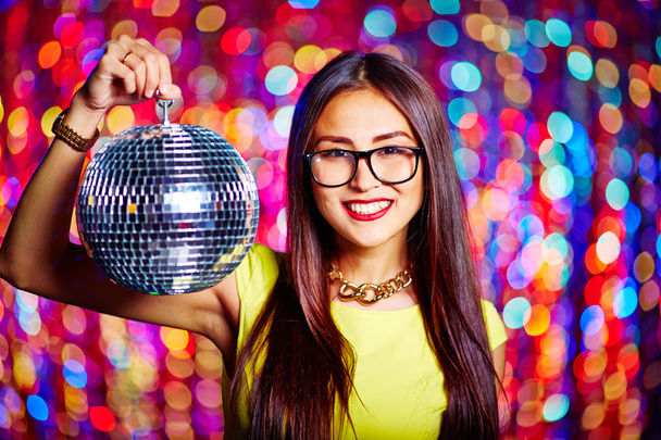 Chica sosteniendo bola disco
 - Foto, imagen