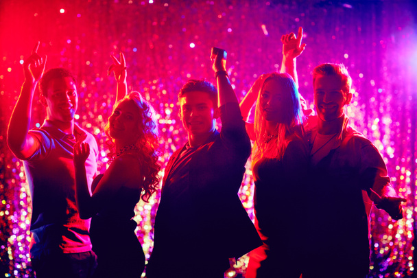 mladí lidé tančí v nočním klubu - Fotografie, Obrázek