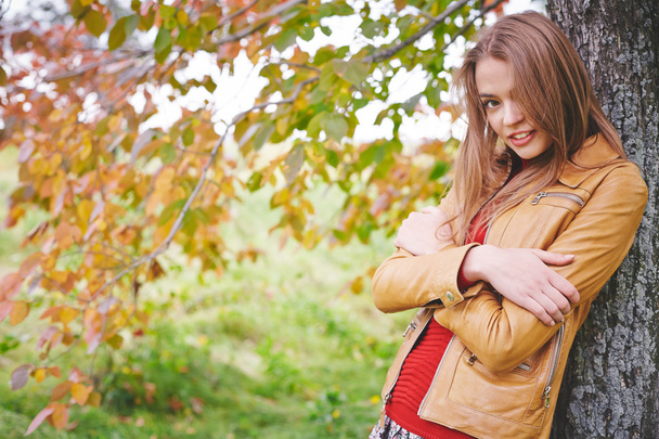 dziewczyna w skórzanej kurtce w parku jesień - Zdjęcie, obraz