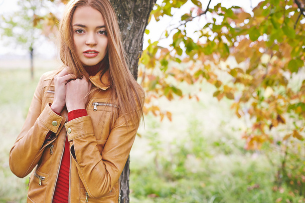mujer joven en el parque de otoño - Foto, imagen