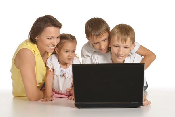 Happy family with laptop - Foto, afbeelding