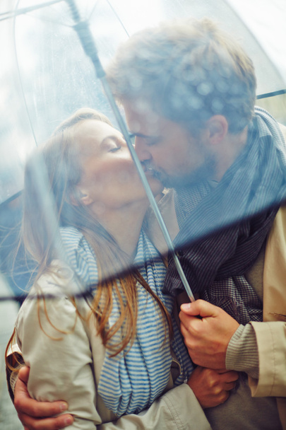 Coppia baci sotto ombrello
 - Foto, immagini