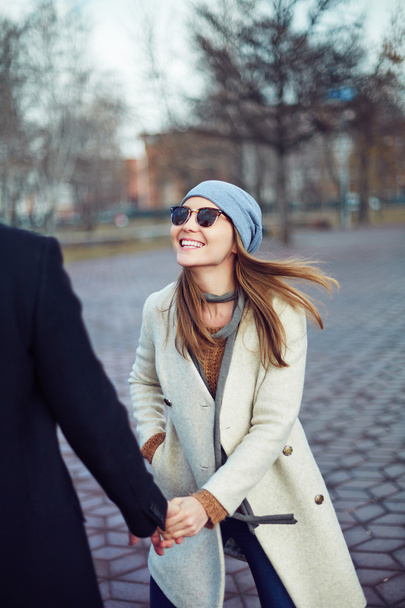 chica en gafas de sol disfrutando de caminar con novio
 - Foto, Imagen