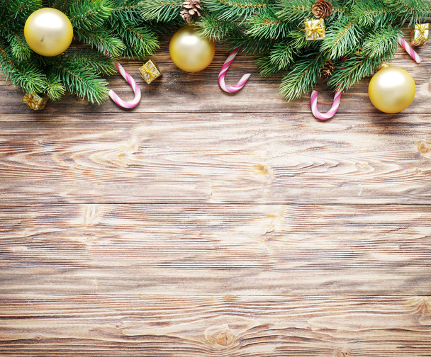 Weihnachtsdekoration mit Fell und Christbaumkugeln - Foto, Bild