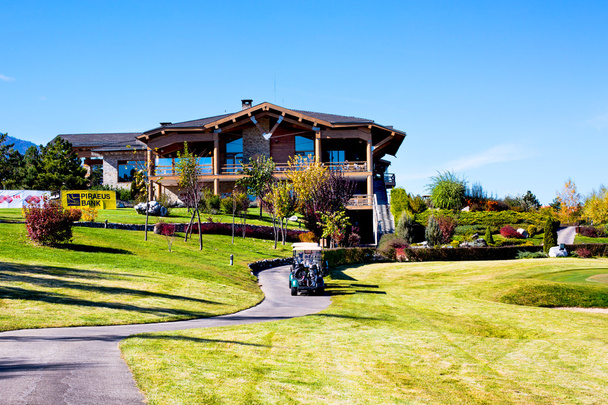 Pirin Golf Clubhaus und Restaurant, bunte Herbstbäume, Golfwagen, blauer Himmel - Foto, Bild