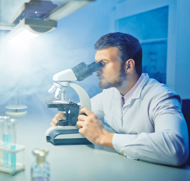 cientista que estuda a substância biotecnológica
 - Foto, Imagem