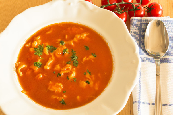 Sopa de tomate con fideos caseros
 - Foto, imagen