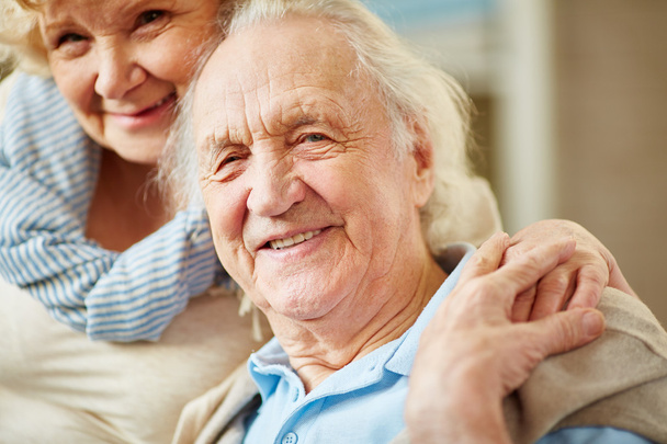 Счастливый пожилой мужчина с женой
 - Фото, изображение