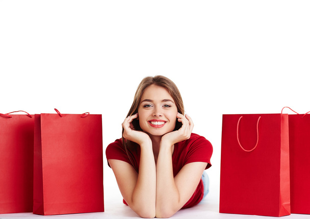 mujer acostada entre bolsas de compras
 - Foto, imagen