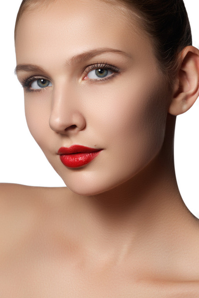 Красуня модель дівчина з ідеальним макіяжем дивиться на камеру ізольовано на білому тлі. Портрет привабливої молодої жінки з коричневим волоссям на білому тлі. Красиве жіноче обличчя з чистою свіжою шкірою. Модель з червоними губами
 - Фото, зображення