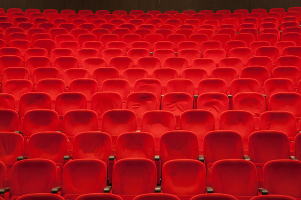 Κενά καθίσματα κόκκινου κινηματογράφου ή θεάτρου - Φωτογραφία, εικόνα